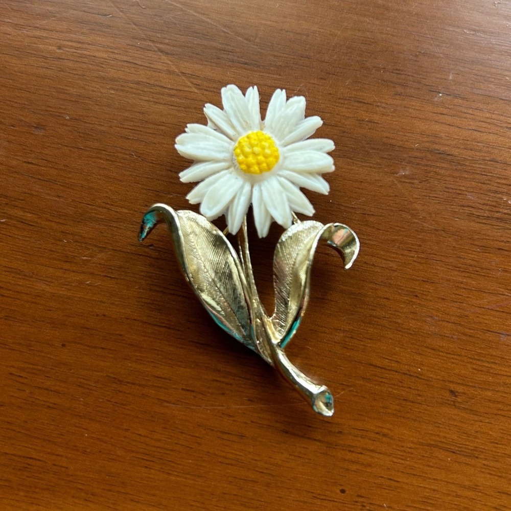 Vintage White Daisy Flower Brooch Gold Tone Stem Leaf Pin Retro Floral Jewelry
